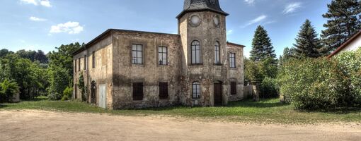 Altes, verfallenes Gebäude mit Turm in Sachsen.