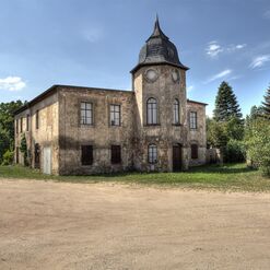 Altes, verfallenes Gebäude mit Turm in Sachsen.